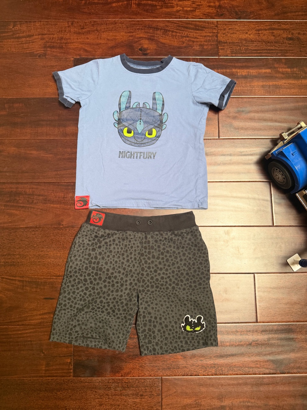 Dreamworks Universal Studio Isle of Berk Nightfury Tee & Charcoal Shorts Set